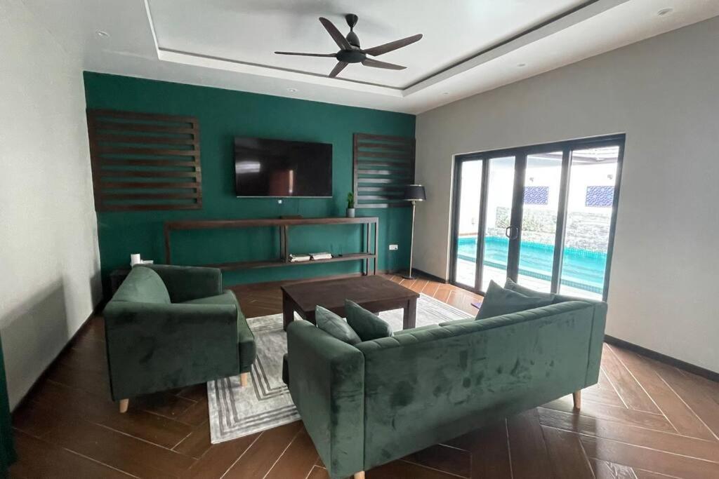 Charis Janda Baik Semi-d 5:3 Bedrooms + Pool * Bentong