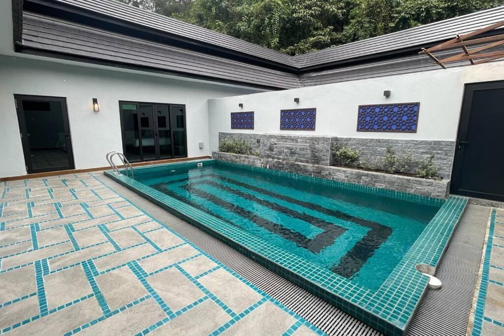 Rumah percutian Charis Janda Baik Semi-d 5:3 Bedrooms + Pool